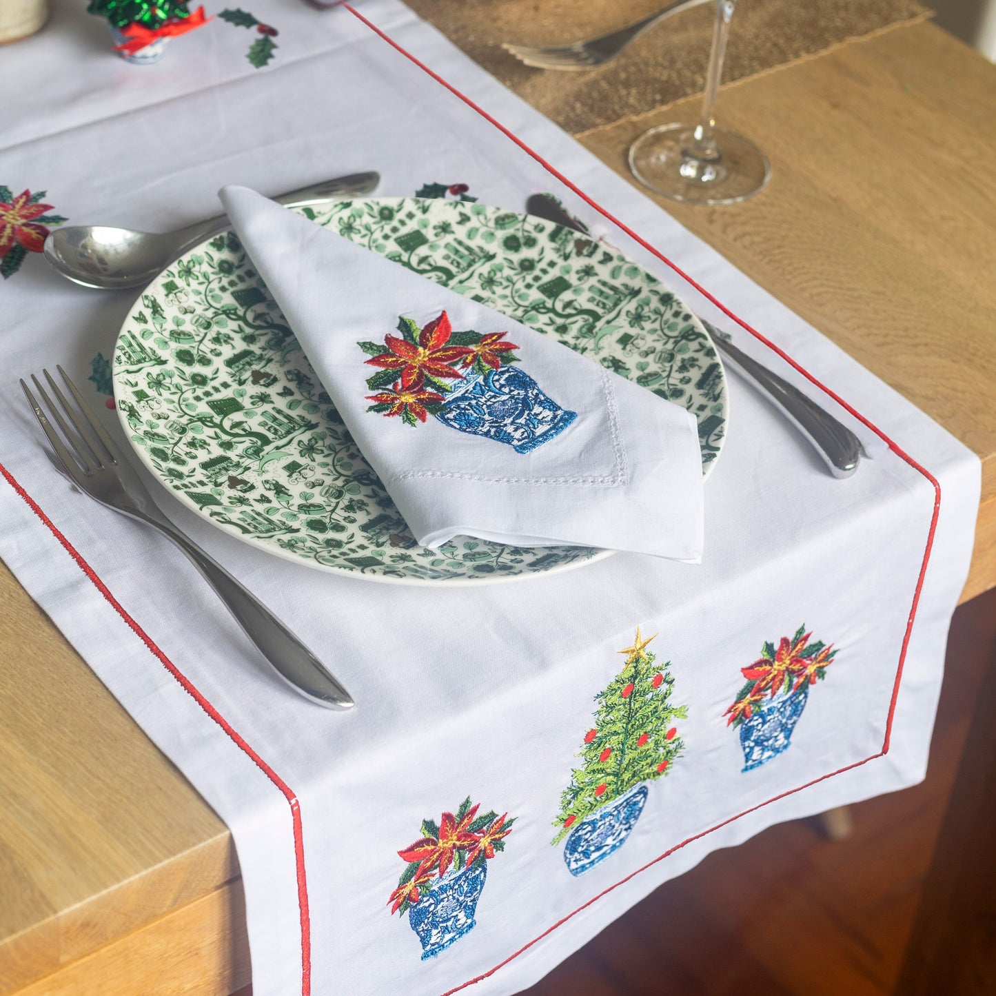 TABLE RUNNER: Festive Chinoiserie